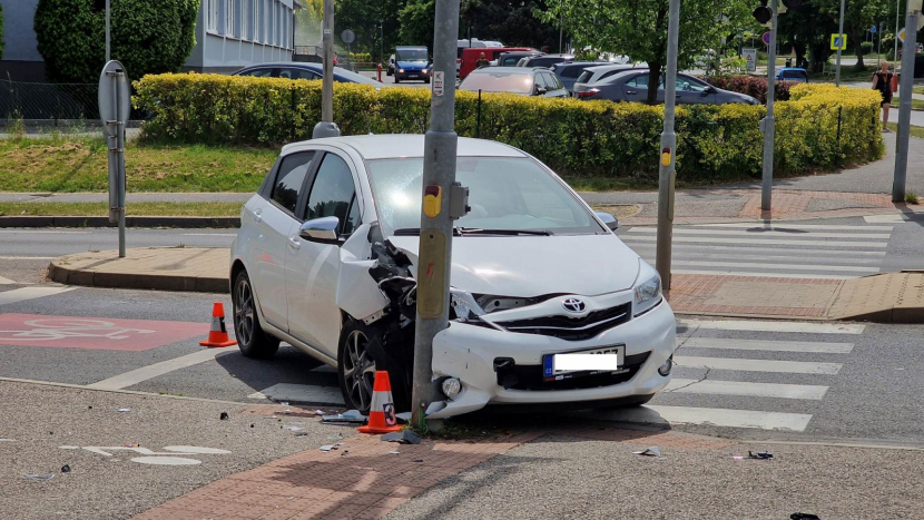 Řidička v Čechovské ulici při odbočování na parkoviště obchodního domu havarovala do semaforu