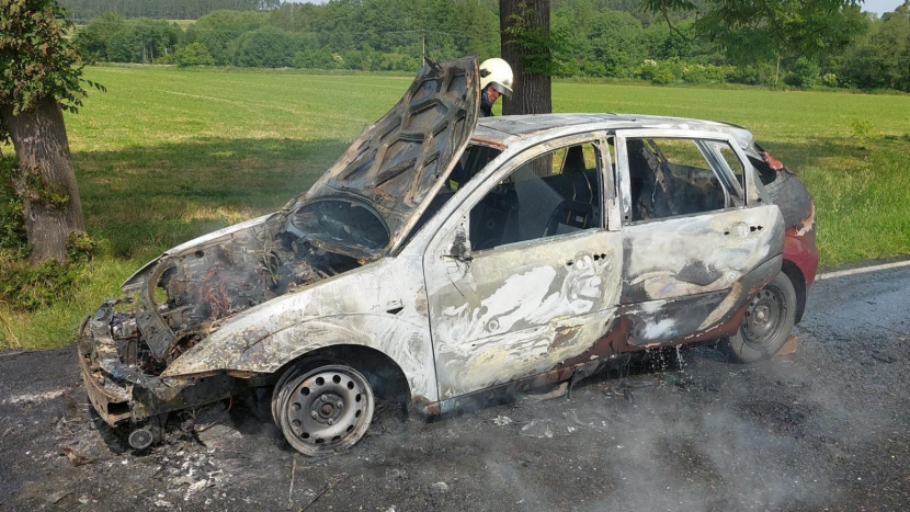 U Kamýku nad Vltavou shořelo auto na plyn, hasiči silnici uzavřeli