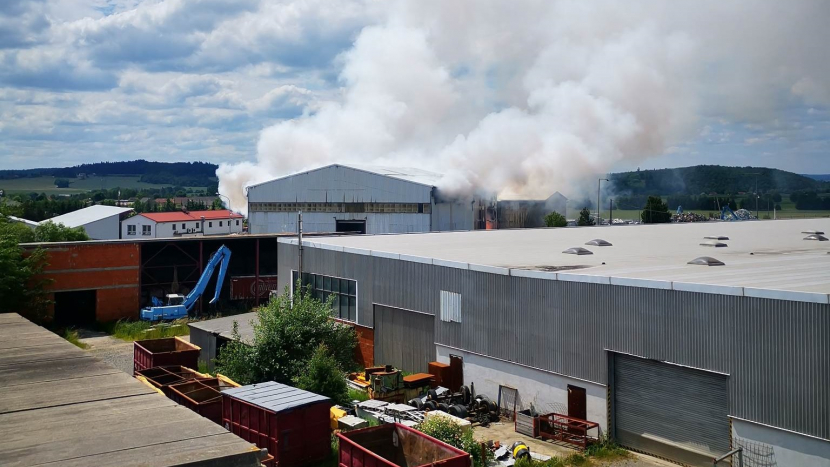 Na Příbramsku hoří výrobní hala, hasiči vyhlásili třetí stupeň požárního poplachu