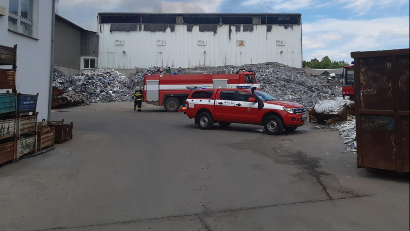 Hasiči pokračují v likvidaci požáru recyklační haly v obci Rybníky na Příbramsku