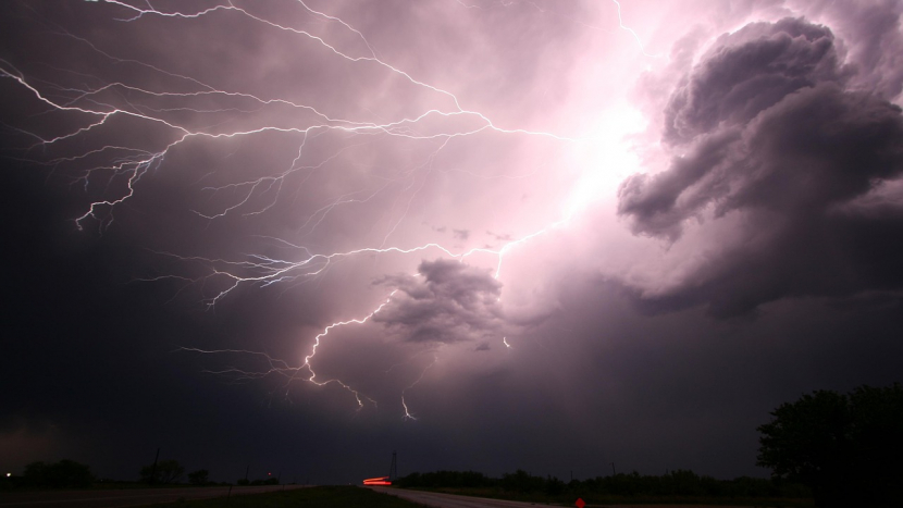Meteorologové zpřísnili výstrahu před silnými bouřkami