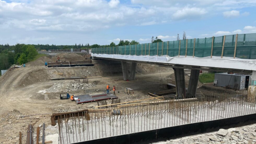 Výstavba nových mostů na D4 u Staré Huti je v druhé půlce
