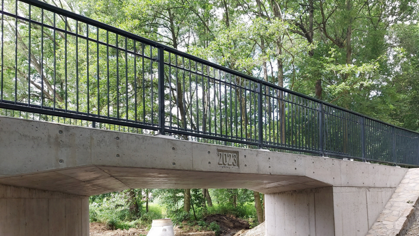 Most u Fialova rybníku je dokončen
