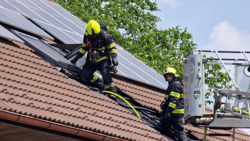 V Mníšku pod Brdy likviduje šest hasičských jednotek požár domu s fotovoltaikou
