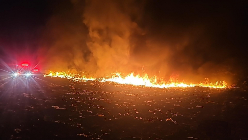 Tři hasičské jednotky vyjížděly v noci k požáru skládky u Chrástu