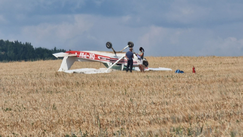 U letiště v Dlouhé Lhotě se převrátilo letadlo, pilot se lehce zranil