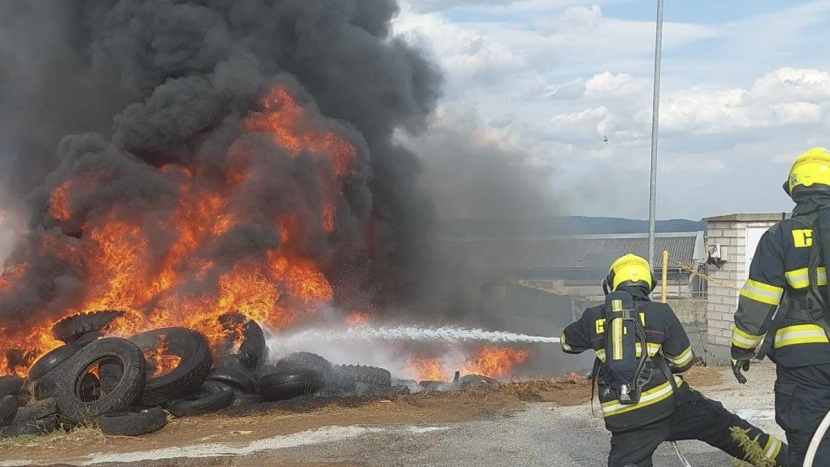 Oheň ze stohu v Rosovicích zasáhl uskladněné pneumatiky, na místě zasahují další hasičské jednotky
