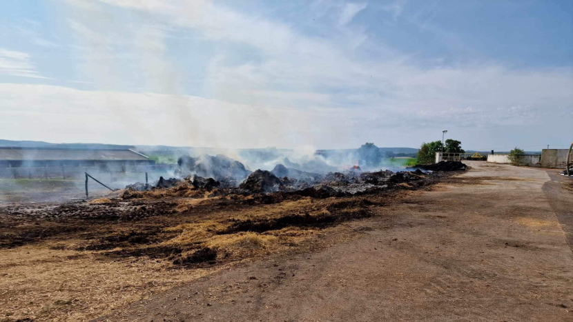 Hasiči dohasili požár stohu v Rosovicích, škoda 300 tisíc korun