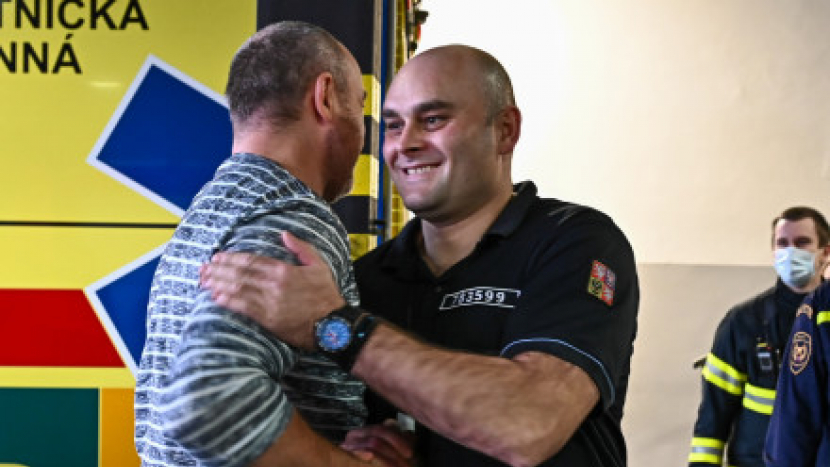 Pražský hasič pomáhal v době osobního volna při žních na Příbramsku. Na poli pomohl zachránit lidský život