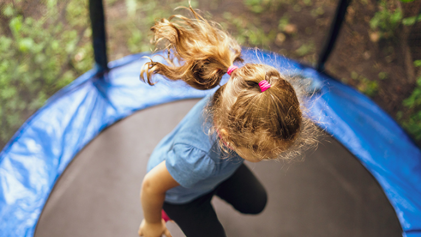 Dětem na trampolínách hrozí vážná zranění. Nenechávejte potomky skákat bez dozoru
