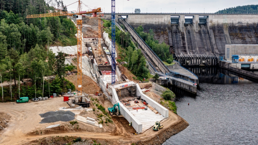 Fotogalerie: Na Orlické přehradě pokračuje výstavba bezpečnostního přelivu
