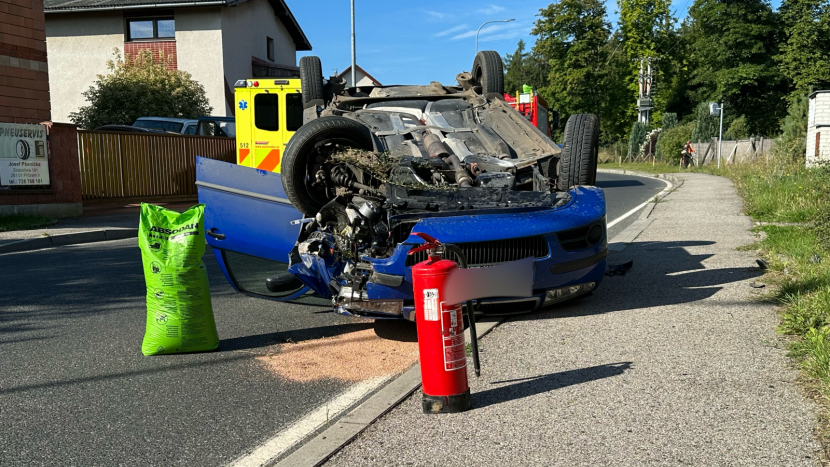 Řidič ve Zdabořské ulici najel na obrubník, poškodil plot a převrátil auto na střechu
