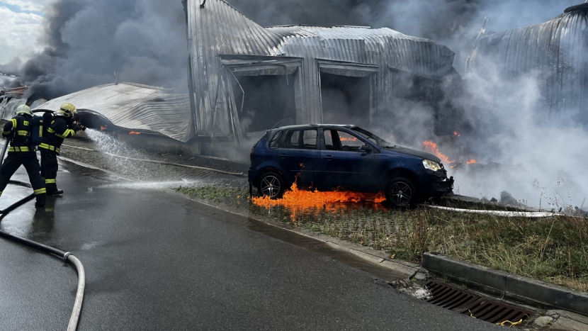 Hasiči přes noc likvidovali požár haly v Žebráku, hledají skrytá ohniska