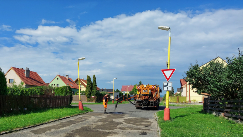 Město opravuje silnice novou "tryskovou" metodou