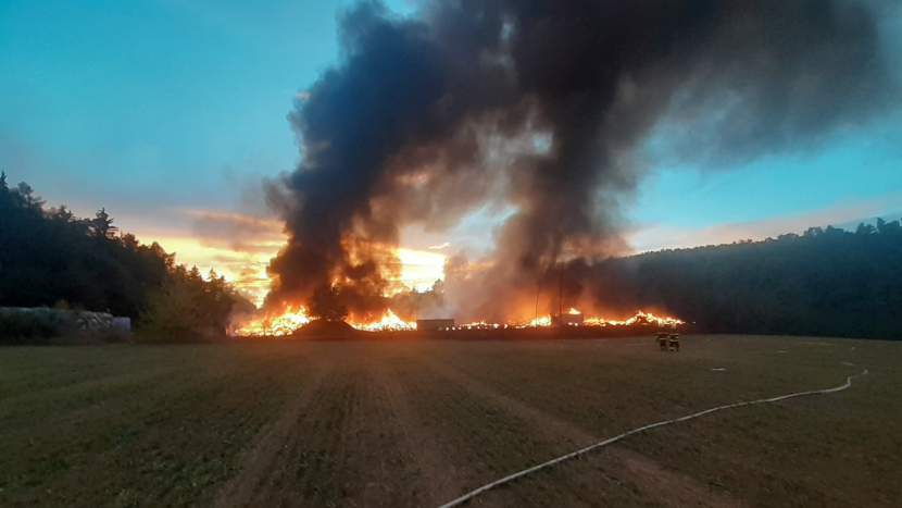 Hasiči pokračují s dohašováním požáru třídírny v Dolních Hbitech na Příbramsku