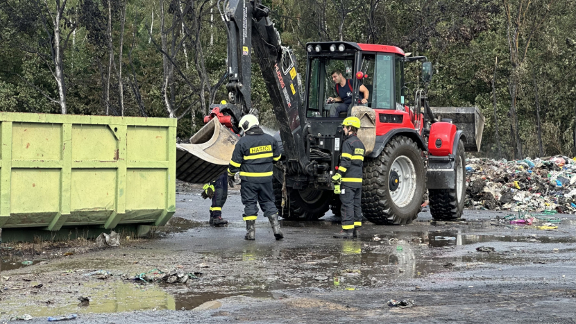 Hasiči ukončili po 24 hodinách zásah u požáru třídírny odpadů na Příbramsku