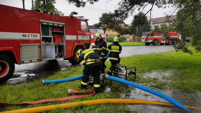 Středočeští hasiči vyjížděli kvůli deštivému počasí ke dvěma desítkám případů