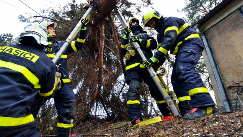 Středočeským hasičům přibylo zásahů kvůli počasí, napilno měli i energetici