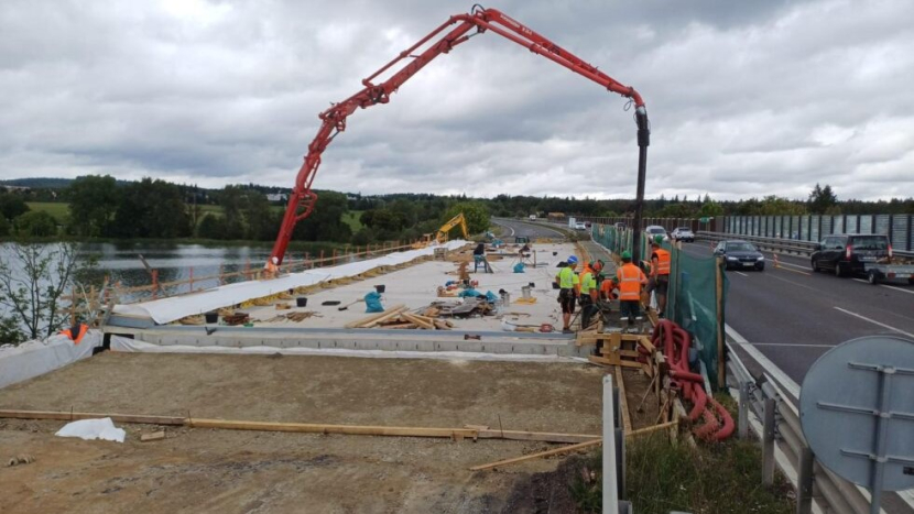 Stavbaři dokončují přestavbu dvou mostů na dálnici D4 u Staré Hutě