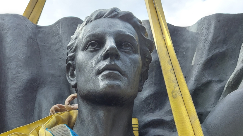 Na pomník obětem první světové války v Příbrami se vrátila socha jinocha