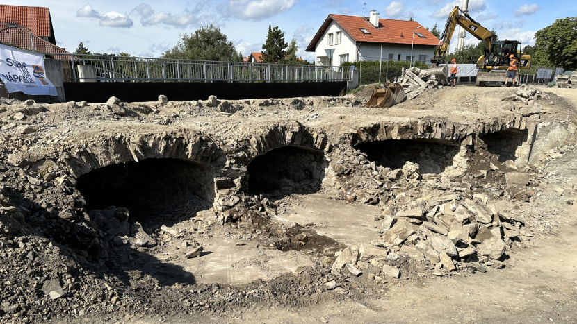 Stavbaři opravují památkově chráněný most v Dobříši, kameny musí ručně rozebrat