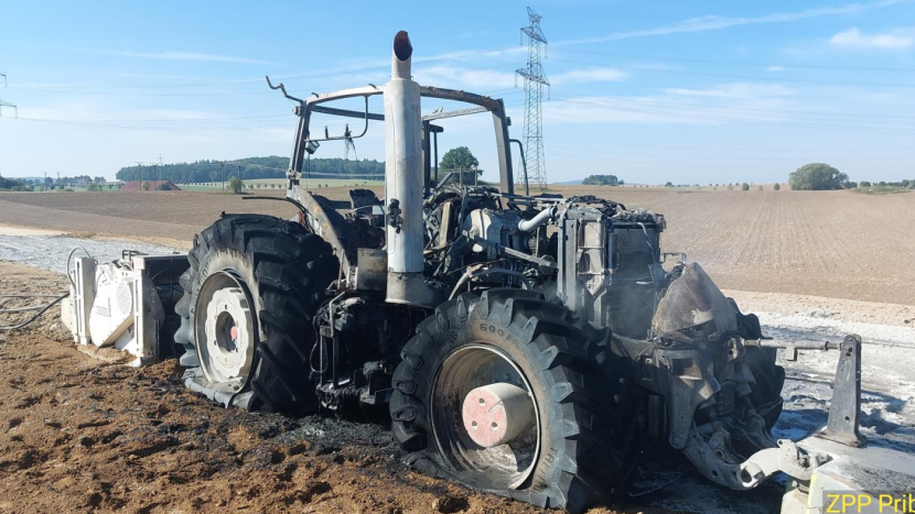 Na Příbramsku shořel traktor a zemní fréza, škoda je sedm milionů korun