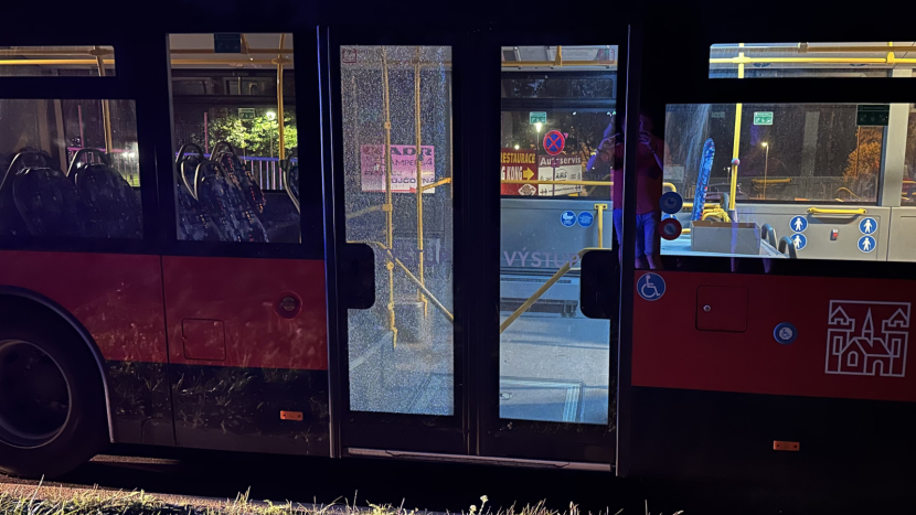 Neznámý pachatel rozbil skleněnou výplň dveří jedoucího autobusu, případ šetří policie