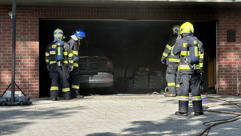 Požár zaparkovaného auta v garáži způsobil milionovou škodu