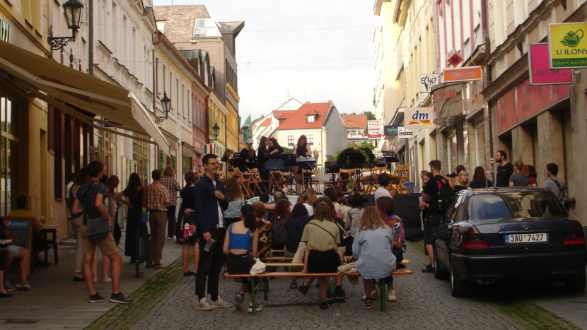 Divadelní festival pro malé i velké Divfest zahájí performance v Pražské ulici v Příbrami