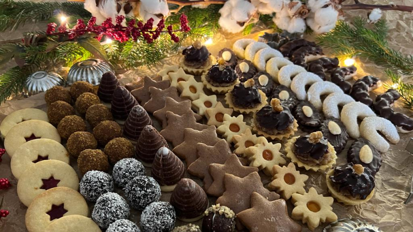 Objednávky vánočního cukroví startují. Nové prostory kavárny ZASTÁVKA nabízí i plněné pařížské rohlíčky