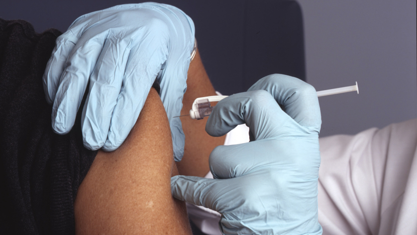 Novou vakcínou proti covidu bylo očkováno téměř 100.000 lidí