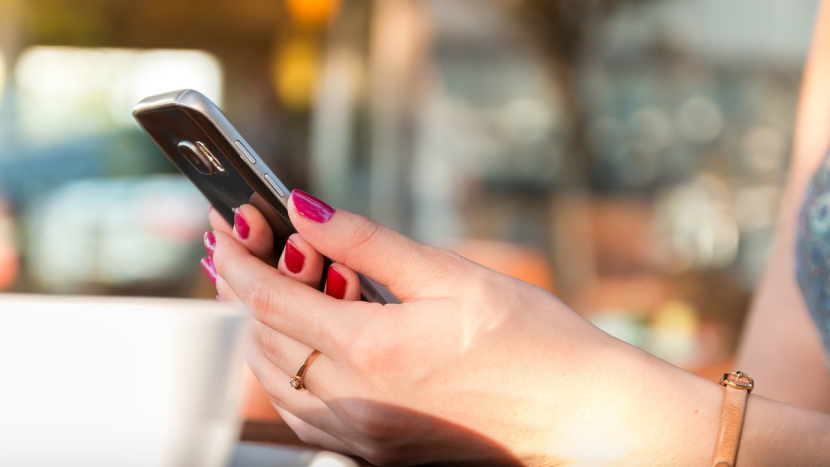VZP varuje před podvodnými SMS lákajícími na výplatu peněz