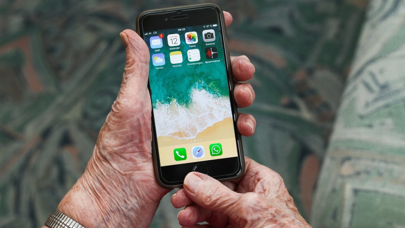 Jak stáhnu WhatsApp? Moudrá síť propojí seniory s digitálními asistenty