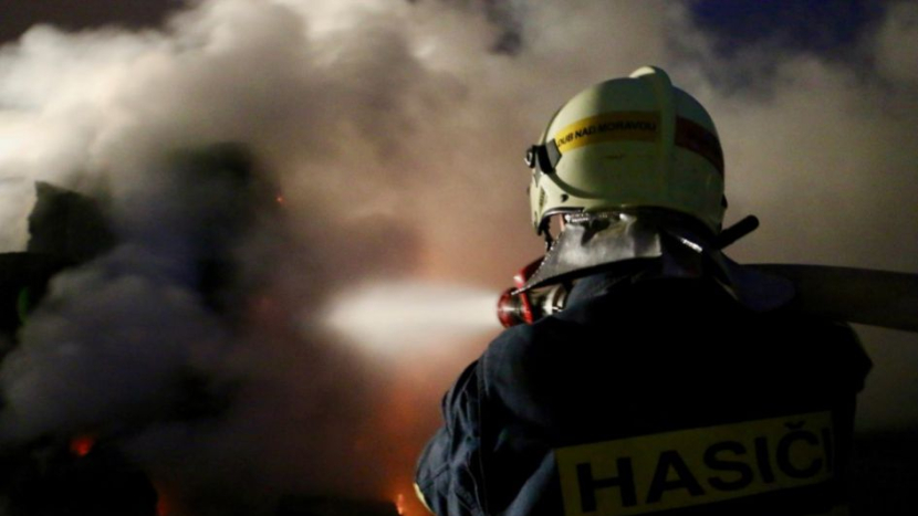 Hasiči likvidují požár bytu v Novém Kníně, jeden muž se popálil