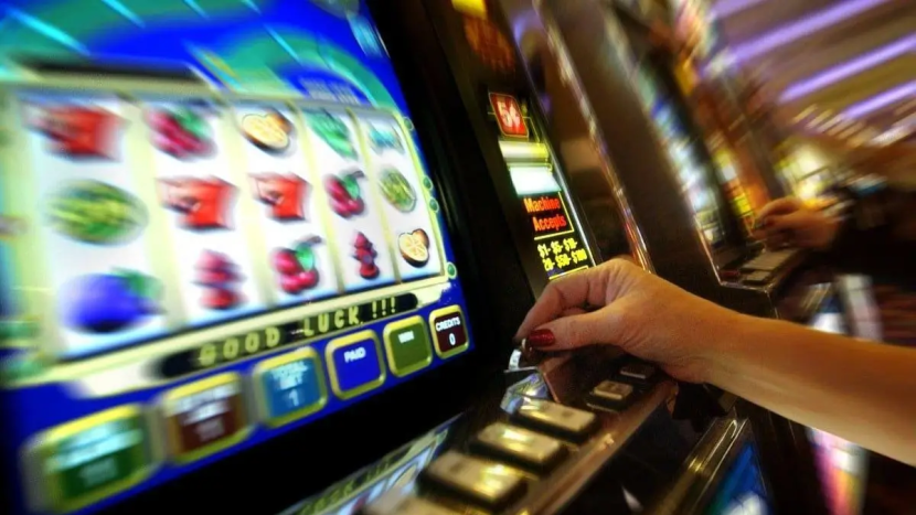 Středočeský kraj možná přestane vyplácet dotace obcím, které neomezují hazard