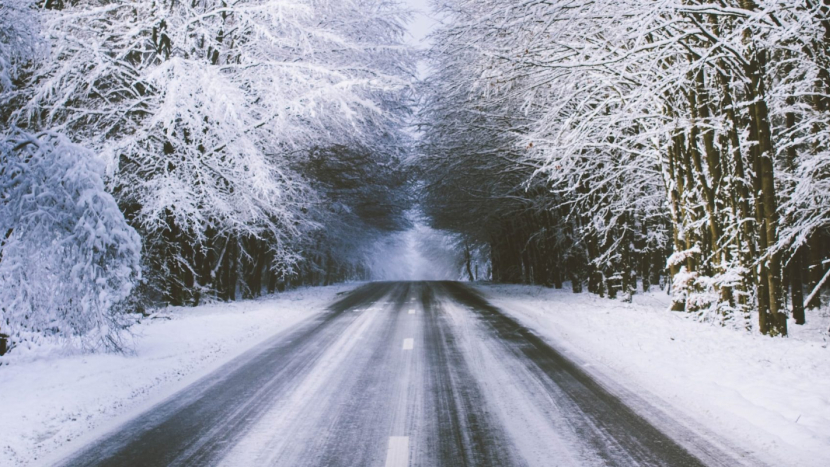 Meteorologové varují před náledím na silnicích a sněhovými jazyky