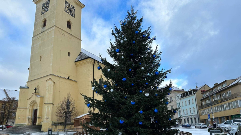 Vánoční strom v Příbrami doplní tradiční dřevěný betlém