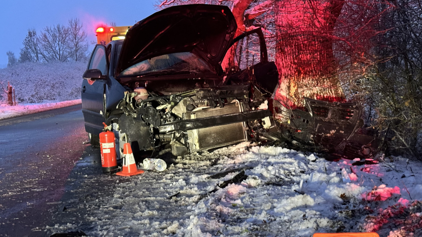 U Lazska havarovala řidička Volkswagenu do stromu, z auta ji museli vyprostit hasiči