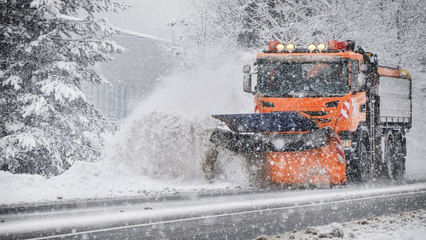 Jízdu ve středních Čechách ztěžuje sněžení