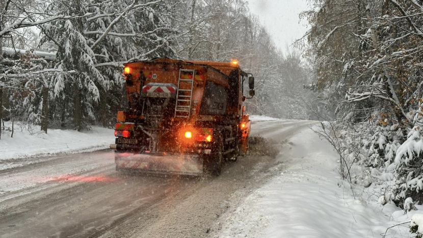 Varování meteorologů se potvrdilo, silné sněžení komplikuje dopravu. Situaci sledujeme ON-LINE