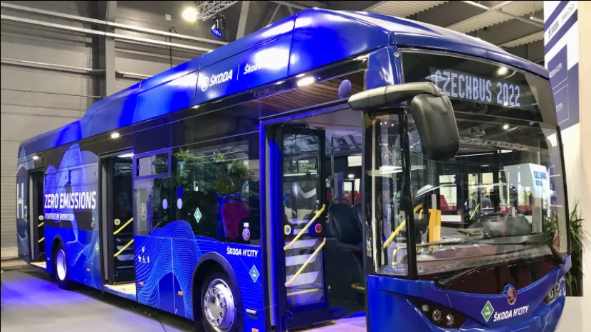 V okolí Mníšku budou jezdit autobusy na vodík, kraj uzavřel smlouvu s dopravcem
