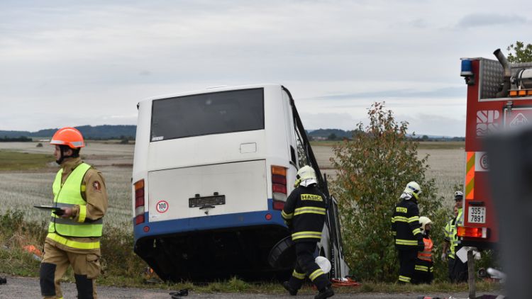 U Dlouhé Lhoty naboural autobus se 40 lidmi, naštěstí pouze cvičně