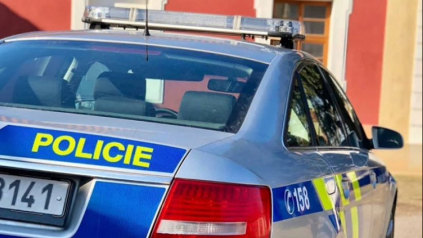 Policie zasahuje v Hostouni, zřejmě kvůli vraždě spojené se střelbou v Praze