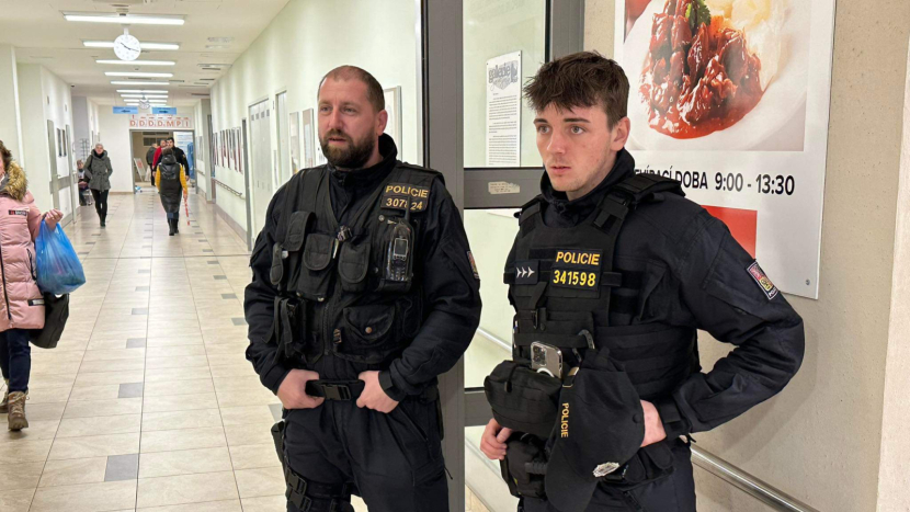 Po střelbě v Praze příbramští policisté preventivně hlídají ‚měkké cíle‘