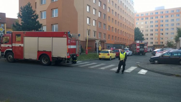 Na Drkolnově zasahovalo několik hasičských vozů. Kvůli kastrůlku