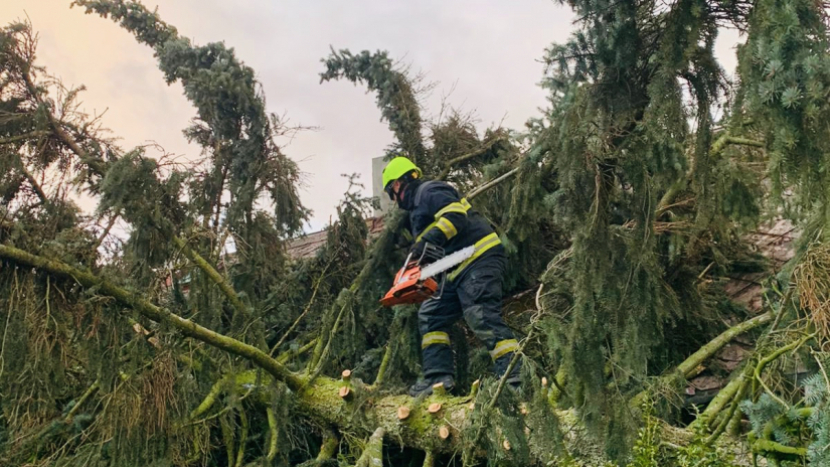 Středočeští hasiči měli v noci velké množství výjezdů, hlavně ke spadlým stromům