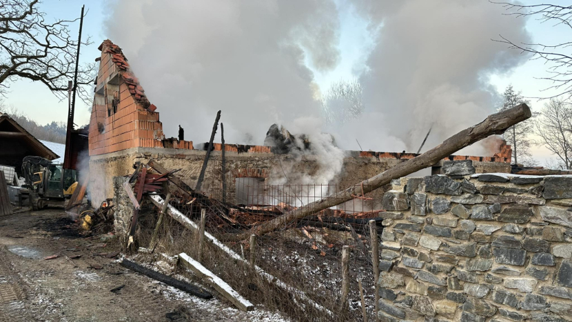 Sedlčanští hasiči zasahují u požáru stodoly v Křečovicích