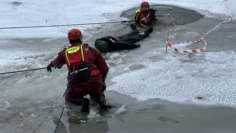 Příbramští hasiči trénovali záchranu osob z ledu