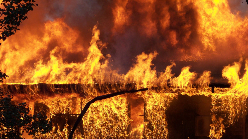 V Postupicích hořel rodinný dům, vznítil se od zapálené popelnice