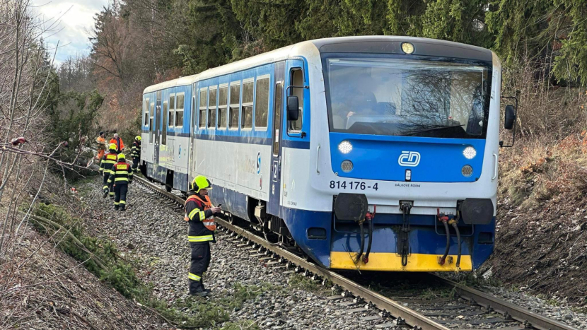 Příbramské hasiče zaměstnává silný vítr, u Fialáku vlak najel na padlý strom
